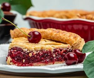 Wiśnie, kruszonka i wspomnienia z dzieciństwa – prosty przepis, a ciasto jak u babci