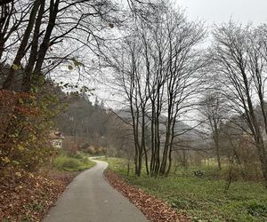 Najpiękniejsza wieś w Małopolsce zachwyca także jesienią. Leży na Szlaku Orlich Gniazd