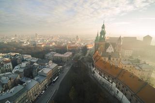 Te ujęcia pokazują, czym oddychamy w Krakowie. Zobacz miasto tonące w smogu [ZDJĘCIA]