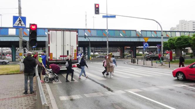 Ciężarówka zmiażdżyła pieszego na pasach w Warszawie. Fatalny wypadek, śmierć na miejscu