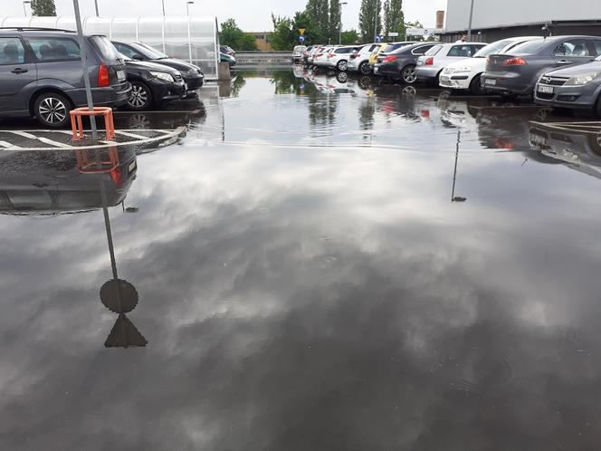 Parking podziemny oraz ulica Traugutta po ulewie w Toruniu