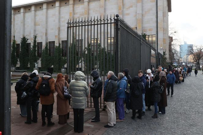 Warszawiacy szturmowali muzeum. Gigantyczne kolejki w ostatnim dniu wystawy obrazów Chełmońskiego