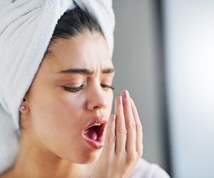 Halitoza dotyka co drugiego Polaka! Czy wiesz, jak rozpoznać i leczyć przyczyny brzydkiego zapachu z ust?