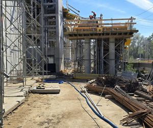 Koniec czekania na szlabanach. Rewolucja na Chełmżyńskiej. Zobacz, jak powstaje nowy wiadukt za miliony