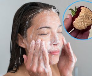 Zrobiła test truskawki. To dzieje się z twoją cerą, gdy myjesz twarz tylko dłońmi