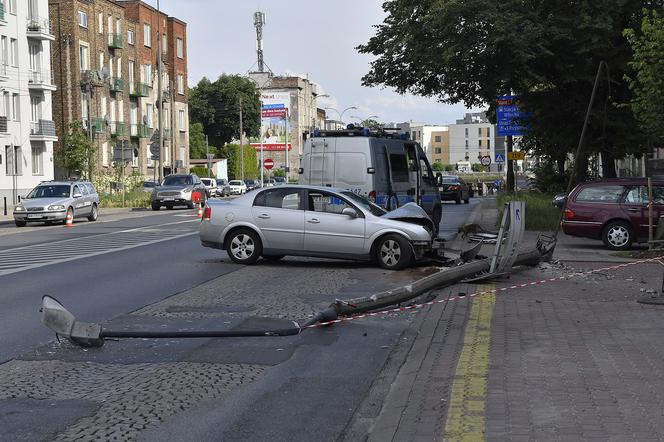 Opel uderzył w latarnię. Kierowcę wyciągali strażacy