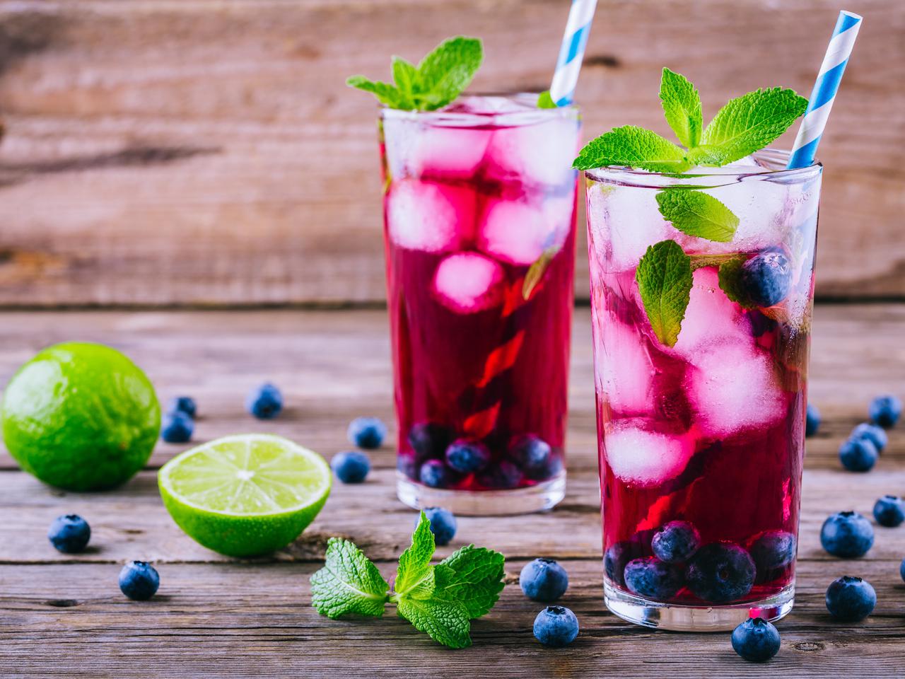 Lemoniada jagodowa z wanilią i miętą - przepis na orzeźwiającą lemoniadę