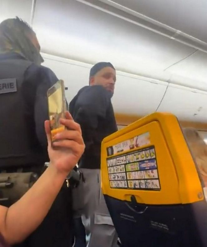 Bijatyka w samolocie! Wieczór kawalerski doprowadził do katastrofy. Zobacz wideo