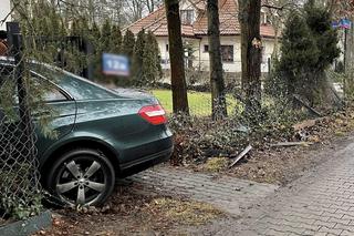 Wjechał w ogrodzenie na Białołęce. Prowadził bez uprawnień