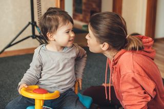 To dziecięce dowody miłości. Jeśli twoje dziecko tak robi, bądź pewna, że okazuje uczucie