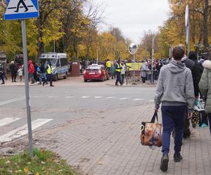 Tłumy na cmentarzu przy ul. Poprzecznej. Olsztynianie odwiedzają groby bliskich [ZDJĘCIA]