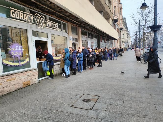 Tłusty czwartek 2025. Wielkie kolejki przed łódzkimi cukierniami [ZDJĘCIA]