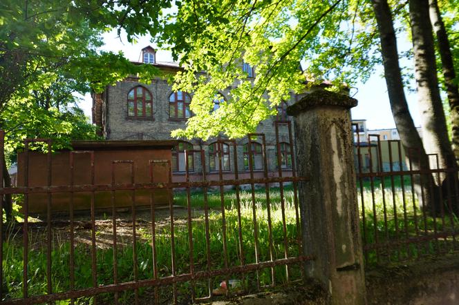 Stara żydowska szkoła w centrum Białegostoku. To ceglany zabytkowy budynek z początków XX wieku