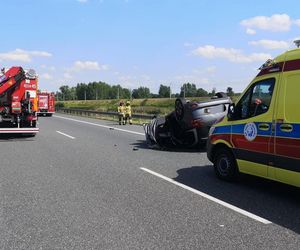 Wypadek na A4. Siedem osób poszkodowanych po zderzeniu osobówki z kamperem. Poważne utrudnienia