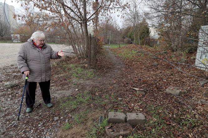 Błoto zamiast czystego chodnika. "Straciłam buta w tym bagnie!"