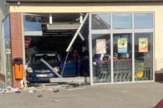 Konsekwencje po wypadku w Oborzyskach Starych. Starszy pan wjechał autem do marketu