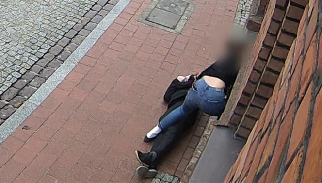 Wyszedł z komisariatu w Chełmży i runął na chodnik. Bohaterowie ruszyli mu na ratunek 