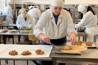 Uczniowie grudziądzkiego Gastronomika przygotowali rogale na Św. Marcina. Zobacz zdjęcia 