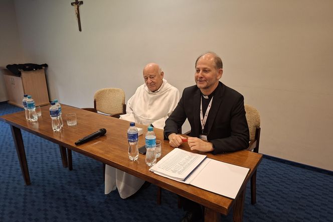 o. Stanisław Tasiemski, prezes KAI i ks. Leszek Gęsiak, rzecznik prasowy KEP