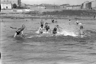 Dzieci bawiące się w wodzie. Zdjęcie zrobione w 1929 roku 