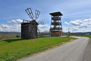 Wiatrak koło wieży