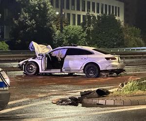 Tragiczny wypadek na Trasie Łazienkowskiej. Volkswagen wbił się w auto rodziny z dziećmi. Jedna osoba nie żyje