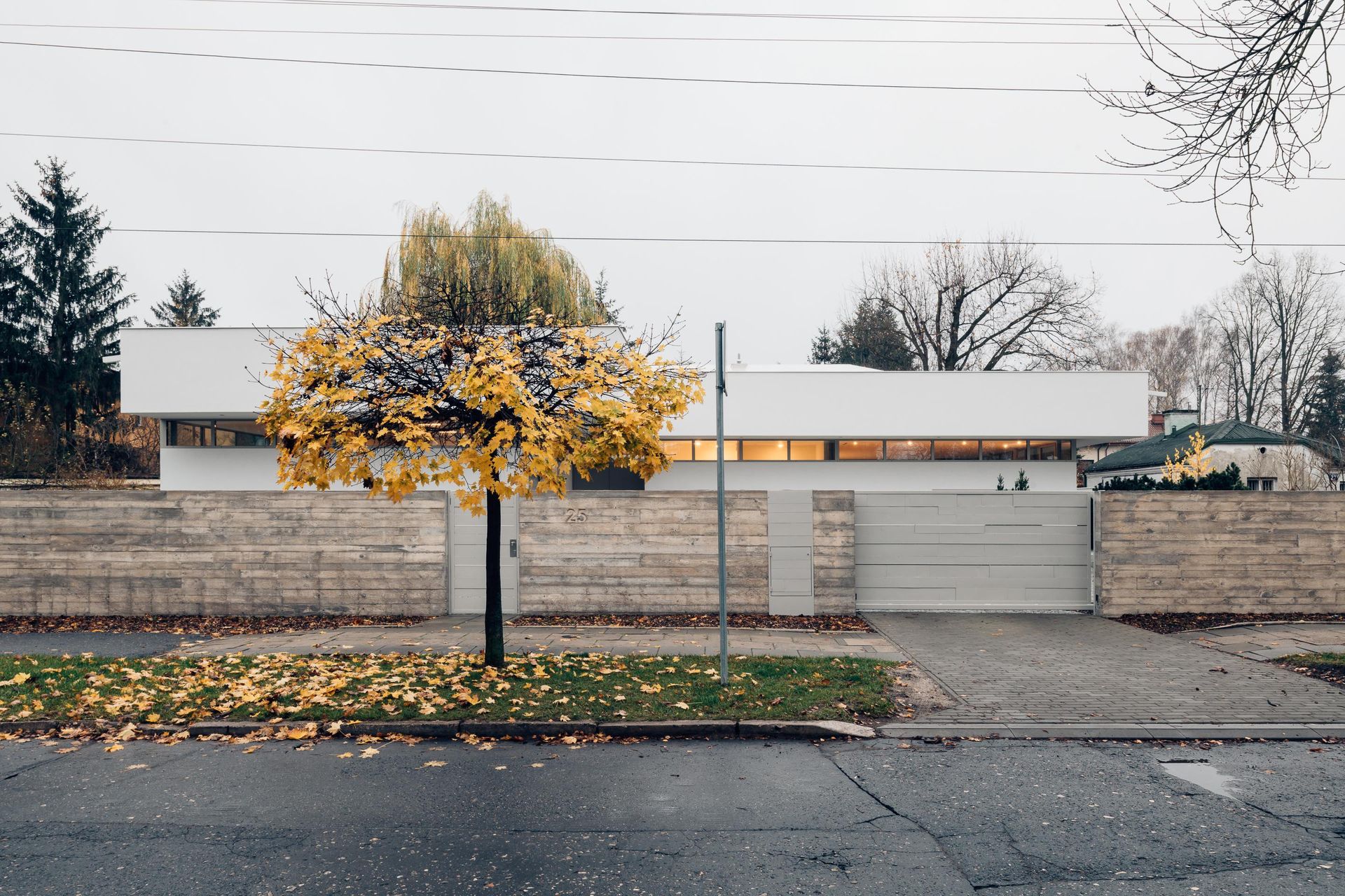 Dom z lewitującym dachem pod Warszawą. Fot. ONI Studio