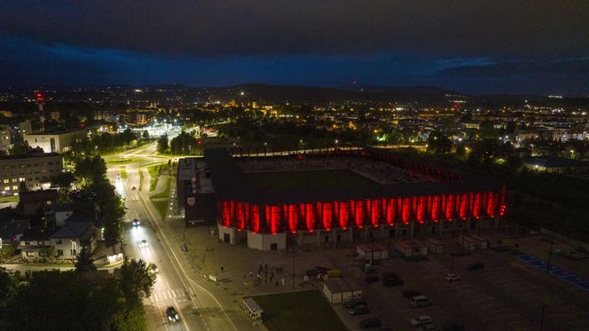 Test iluminacji elewacji stadionu w Nowym Sączu 