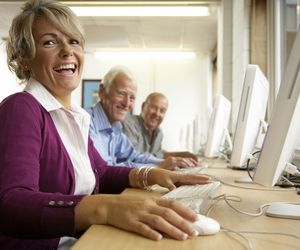 Uniwersytet Trzeciego Wieku: co oferuje i jak się zapisać na zajęcia?