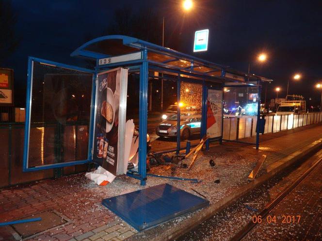 Kraków: Samochód wjechał w wiatę przystankową [ZDJĘCIA]