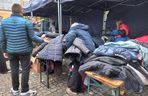 ​Trwa finał akcji „Podziel się kurtką - Przytul kurtkę” w Lesznie. Dzielących się i korzystających nie brakuje