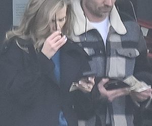 Agnieszka Kaczorowska siedzi i pachnie, a Rogacewicz wynosi śmieci i je kanapke poza autem... Fajna para?