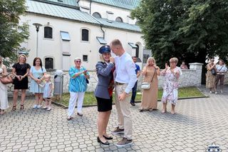 Piękne zaręczyny w Świętokrzyskiem - żołnierz poprosił policjantkę o rękę!