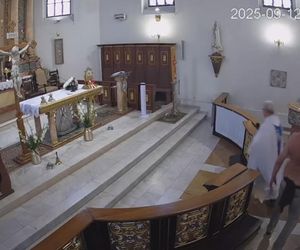 Półnagi mężczyzna przerwał mszę. Krzyczał, był agresywny