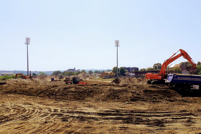 Pełną parą idzie budowa nowego stadionu sportowego w Nowym  Sączu 