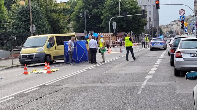 Katowice: 19-latka zginęła pod kołami autobusu! Została wepchnięta? 
