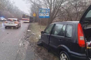 Wypadek z udziałem autobusu miejskiego w Bydgoszczy. Są poszkodowani i utrudnienia