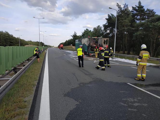 Naczepa tira poszła z dymem! Utrudnienia na A2 koło Konina [ZDJĘCIA]