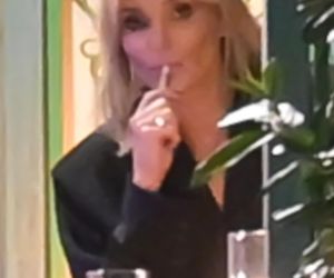 Anna Lewandowska w nocy pali elektryczne papierosy