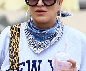 Kayah. Leczyła gardło i opalała kolana