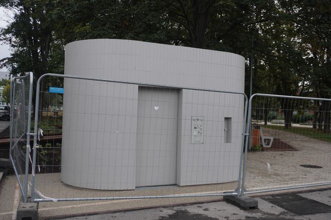 Toaleta publiczna za 484 tys. złotych na Skwerze Gwary Warszawskiej w stolicy