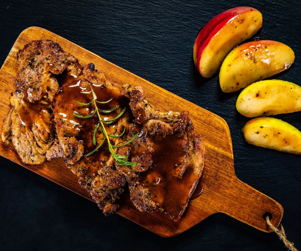 Kotlety z karkówki z jabłkami - udane połączenie, które powala smakiem