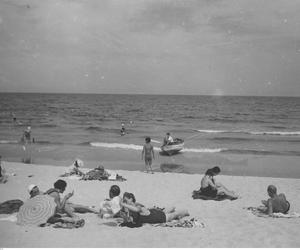 Plażowicze podczas wypoczynku nad morzem Bałtyckim. Zdjęcie z Gdyni z 1938 roku 