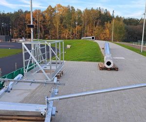 Remont starachowickiego stadionu trwa. Na plac budowy dotarły słupy oświetleniowe