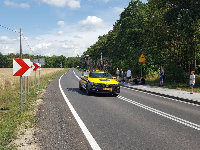 W Henrykowie koło Leszna kibice czekają na kolarzy 80. Tour de Pologne 