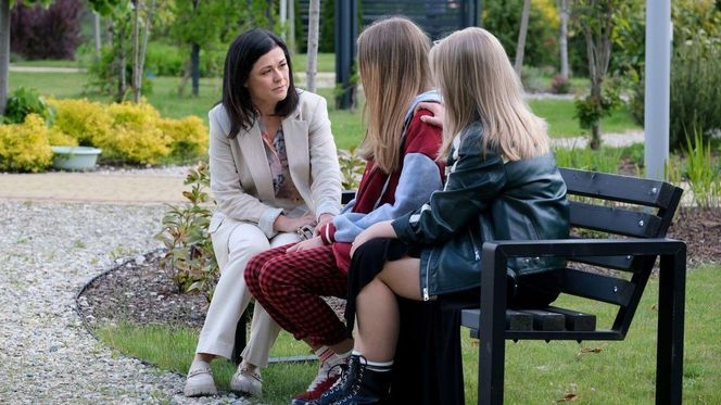 M jak miłość odc. 1885. Sara (Nadia Smyczek), Lenka (Olga Cybińska), Kinga (Katarzyna Cichopek)