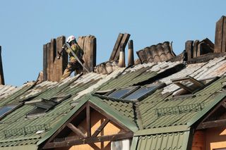  Zniszczenia bloku mieszkalnego po pożarze w Ząbkach