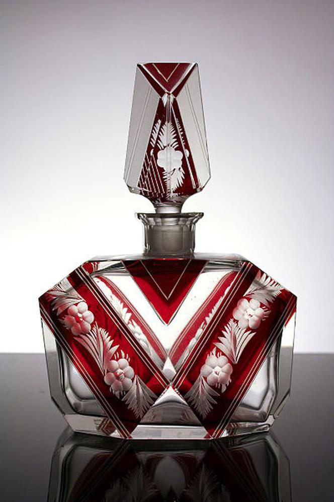 Styl art deco – czeski kryształowy flakon na perfumy. Charakterystyczna geometryzująca forma i wyrazista kolorystyka