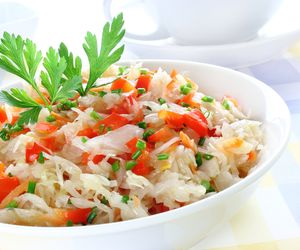 Idealna surówka z kiszonej kapusty i świeżej papryki