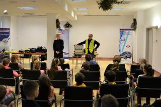 Uczestnicy akcji Bezpieczne ferie z wizytą u sądeckich policjantów